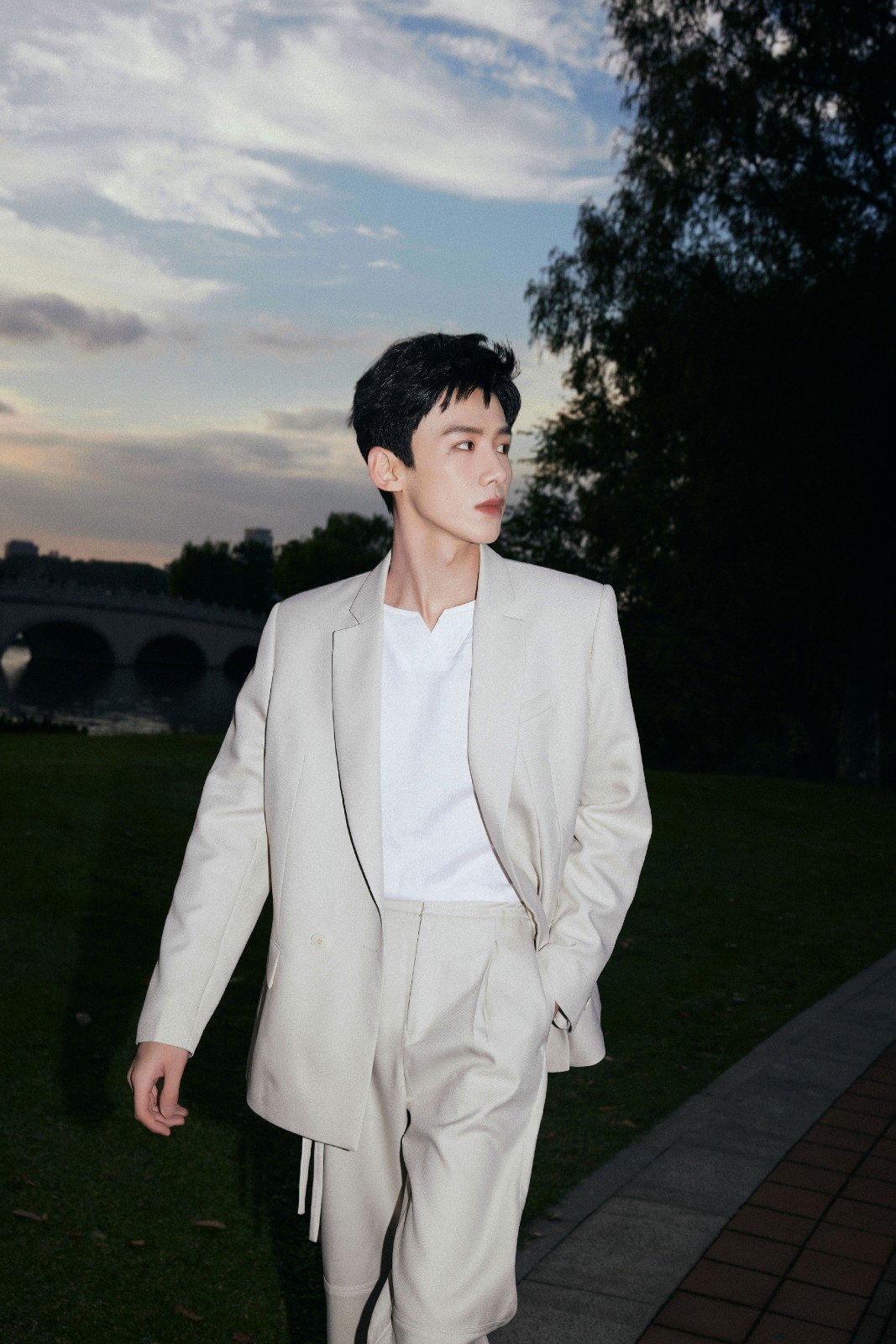 网友 白敬亭一身灰白西服出席活动,气质清秀白马王子无疑,可惜有点瘦