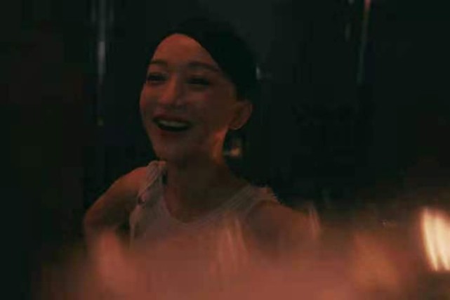 设计 周迅47岁生日写真美到我了！穿无袖裙秀身材，香奈儿长公主范十足