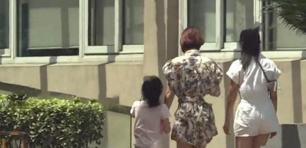 设计 马伊琍和俩女儿出门，她穿连体裤腿比女儿还要细，身材保养真不错