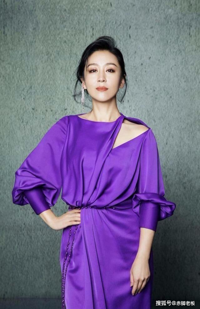 色彩 苗圃年纪越大越漂亮，穿军绿色衬衫配阔腿裤，美出新高度