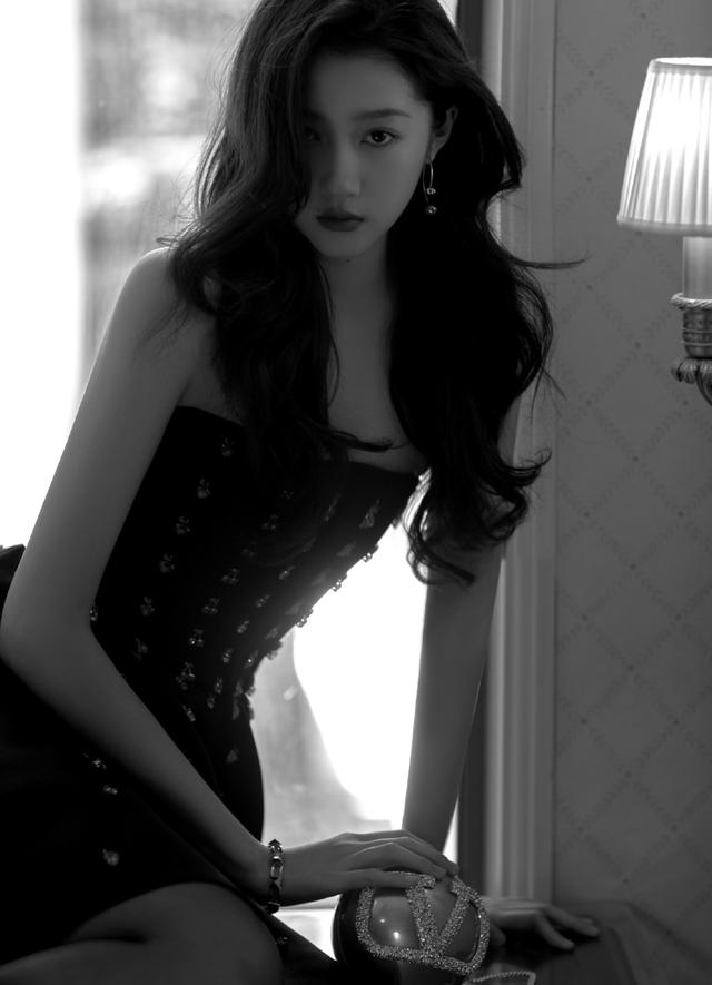 体型 关晓彤努力扮成熟,穿短裙配黑丝秀大长腿,这也太“撩”了