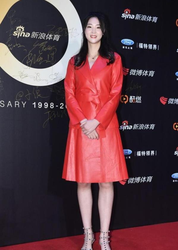 方面 惠若琪不当模特可惜了，192身高走哪都抢镜，穿透视纱裙好有气质