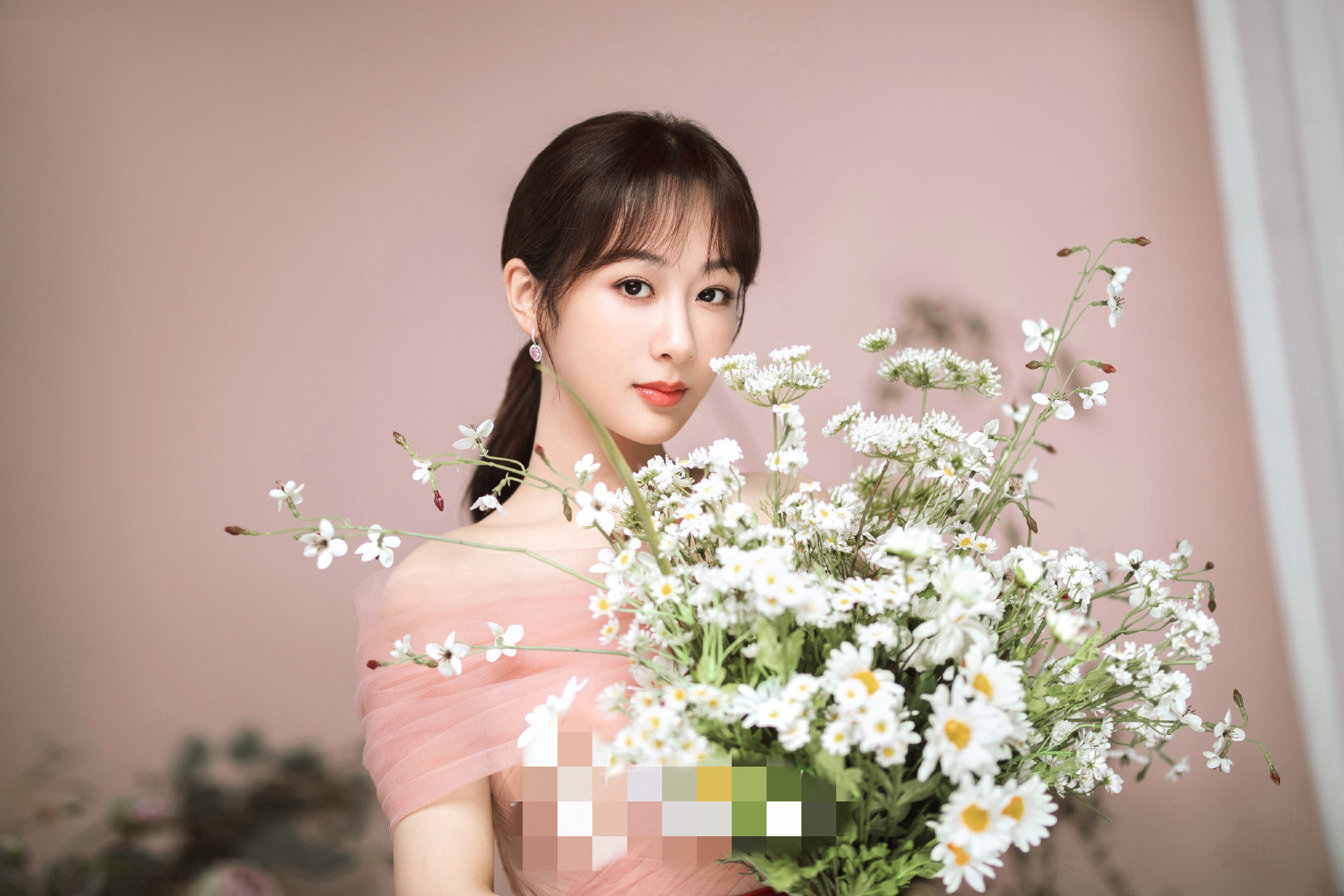 杨紫浪漫婚纱造型照释出长发微卷气质甜美清纯