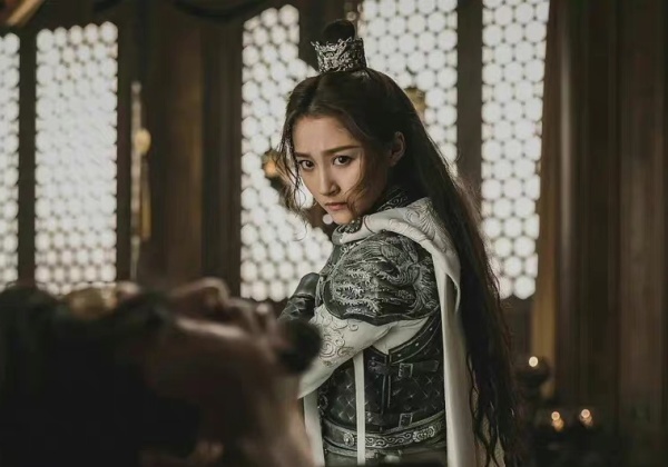 电影|华晨宇包场关晓彤新电影，电影口碑持续下滑，但她的人缘真的好