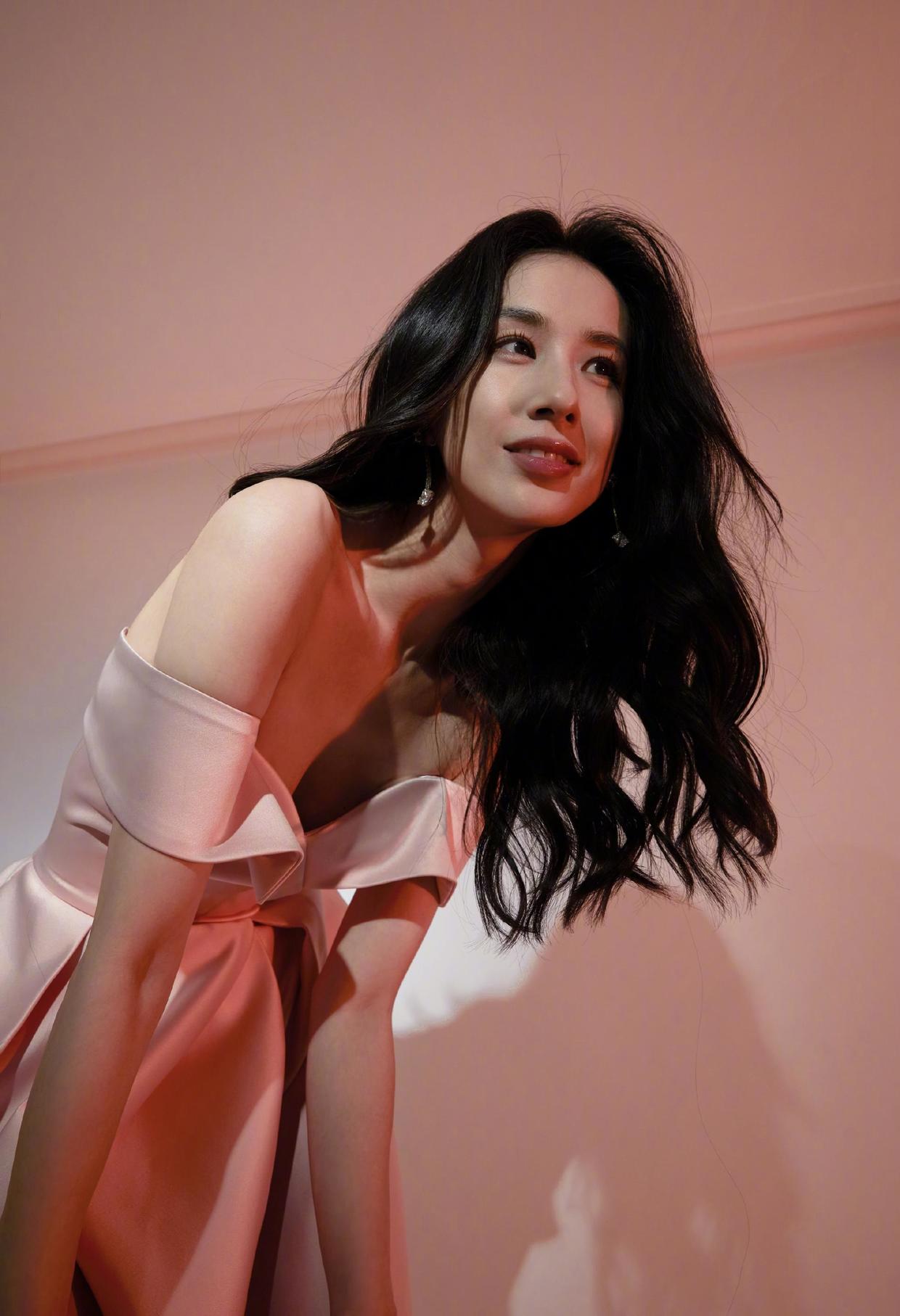 设计 黄圣依不愧是阔太，穿粉色抹胸长裙高贵温柔，气质优雅太抢镜