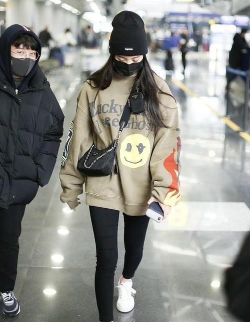 娜比 为了美拼了!欧阳娜娜冬天穿九分裤露脚踝,167身高还嫌腿不够长