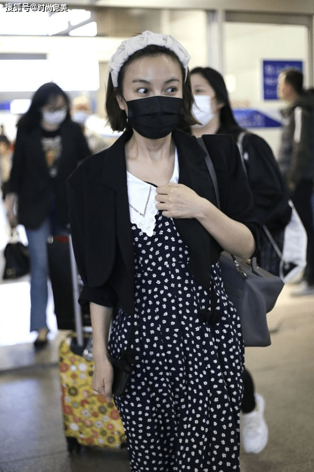 黑色 吴昕素颜就出门，发箍虽好看却暴露大脑门，小西装配碎花裙显气质