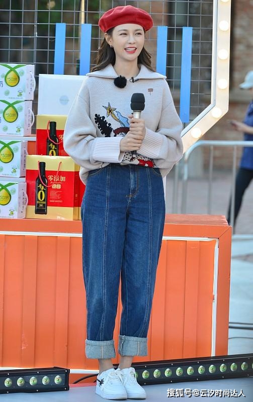 沈梦辰 沈梦辰“户外主持”穿着甜美，印花毛衣搭配贝雷帽，真不像30+