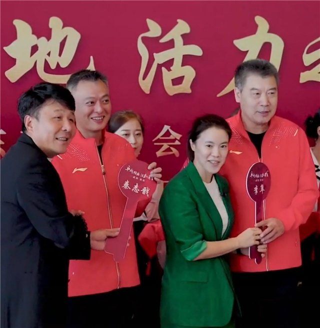 女儿|难怪孙颖莎教练去带女儿！王楠5岁女儿有出息，刚学1年球就打混双