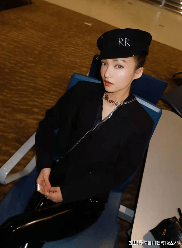 黑色 张韶涵气质真不是盖的,白色西装配黑色短裤简约干练,很有霸气感