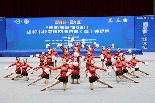 在比赛风格上,编排新颖,队形多样,孩子们用他们整齐规范的动作,专业