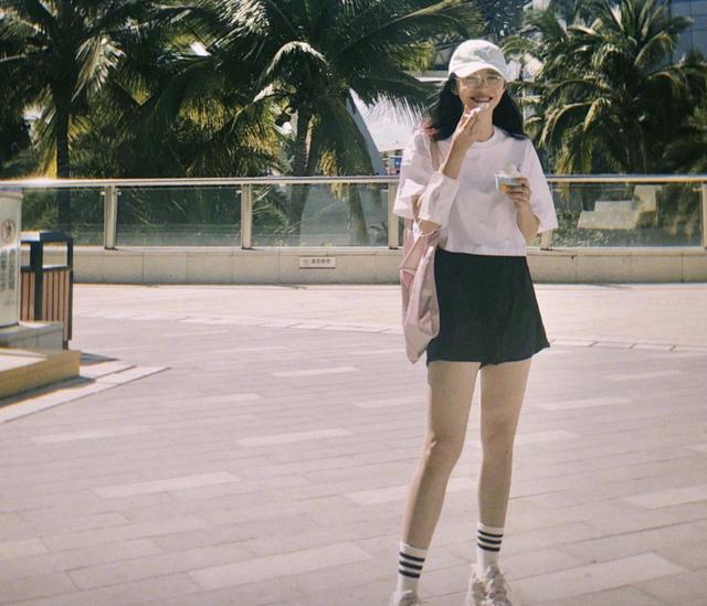 双肩包 姚晨真不愧是气质女神，穿基础款白T恤搭配牛仔裤，简约又洋气