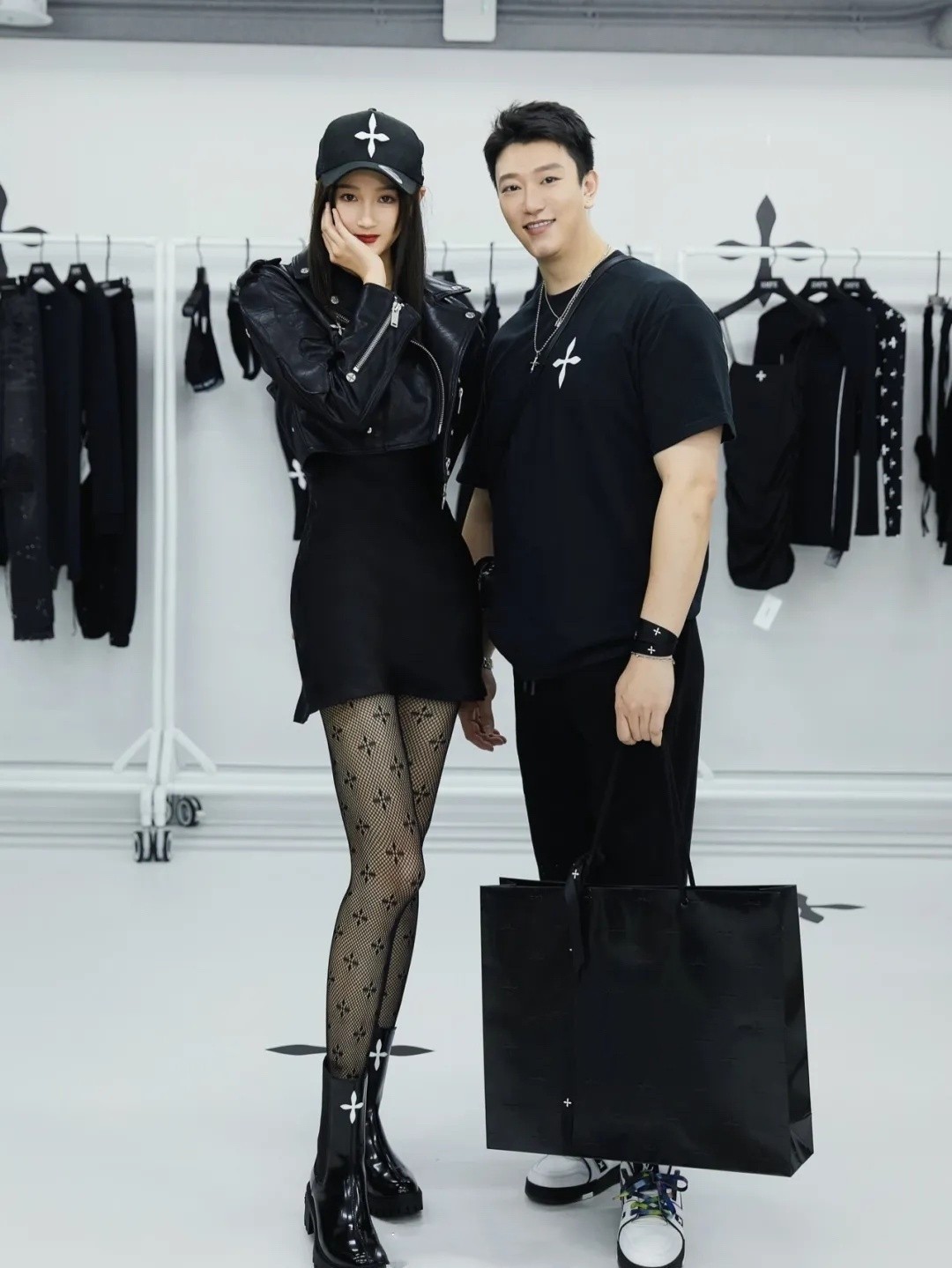 黑色 别人努力变年轻，24岁关晓彤穿黑裙烫卷发硬扮成熟，颜值高真任性