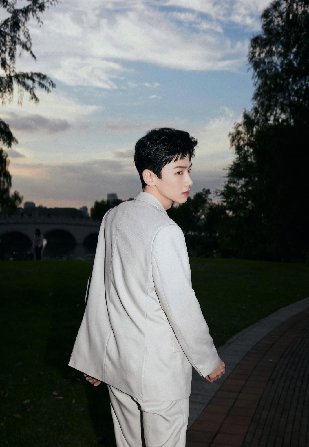 网友 白敬亭：号称柔情王子太瘦了？身穿灰白西服内搭无领衬衫出席活动