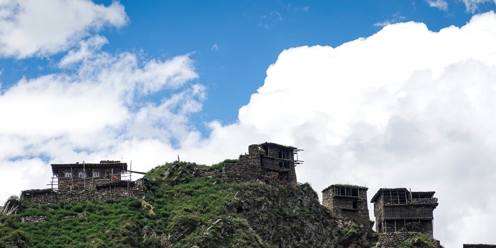这个藏寨里的房屋建在百多丈高的悬崖之上，两百年至今有人居住