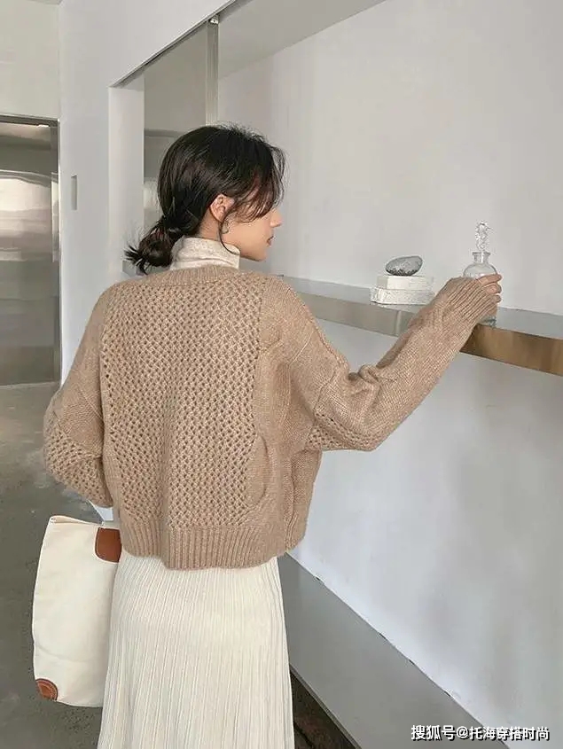 设计 毛衣是秋季很好的搭配单品，可单穿、可外穿、可内搭