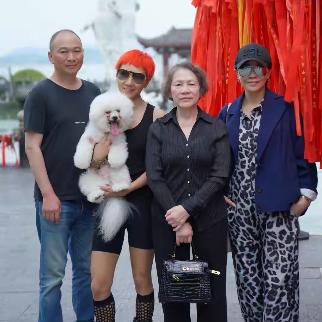 状态刘嘉玲嘴角凹陷颈纹深，这才是真实脸，不包装修图还没素人漂亮！