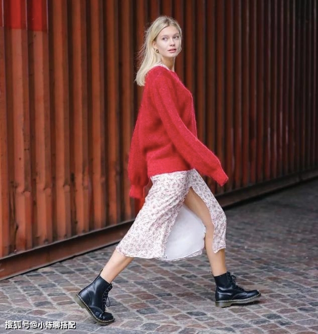 显得 今年秋天穿裙子流行这么搭，穿出女人味、舒适感，小个子还显高