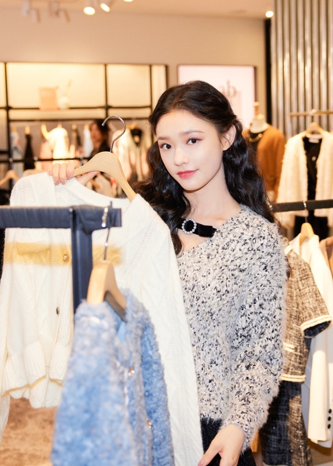 活动 林允空降b+ab上海来福士店 演绎秋冬女性力量