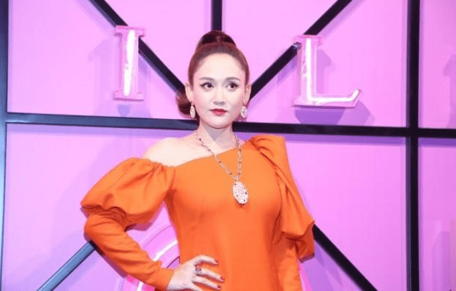 整体 陈乔恩怎么还不显老,穿泡泡袖优雅气质满满,真不像40+