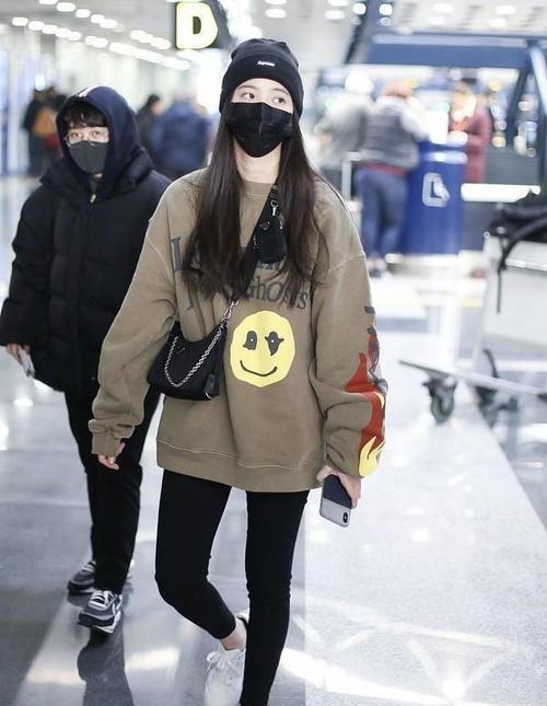 娜比 为了美拼了!欧阳娜娜冬天穿九分裤露脚踝,167身高还嫌腿不够长