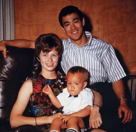 乌鸦|1993年李小龙之子李国豪在片场遭“枪杀”，到底是意外还是阴谋？