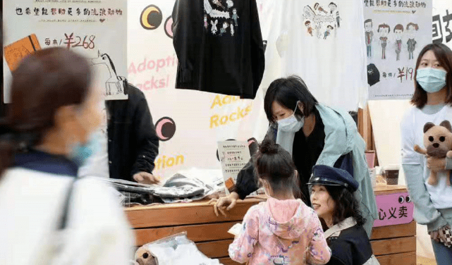 身材 孙俪终于不再翻车!和孩子参加义卖,她穿羽绒服居然比穿高定美