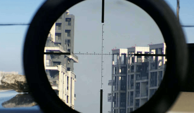 不过狙击镜除了放大的作用外,在镜头里面还会出现一些刻度线和数据等