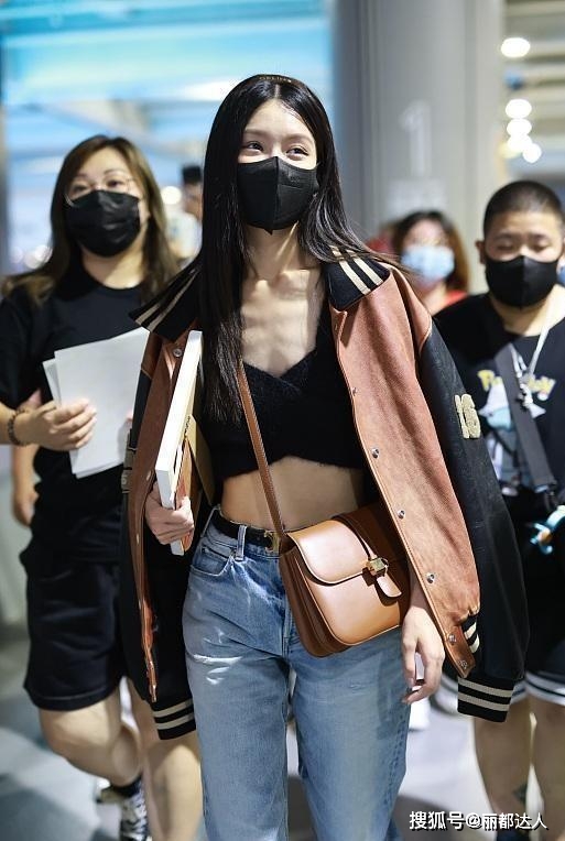 百亿阔太文咏珊对自己太自信穿抹胸装露出排骨身材真的飒