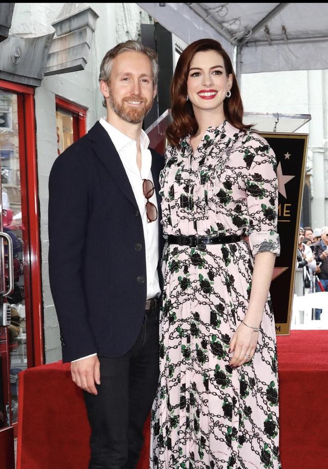 粉色 安妮·海瑟薇气质全开！穿印花衬衫连衣裙出席活动，高级又时髦