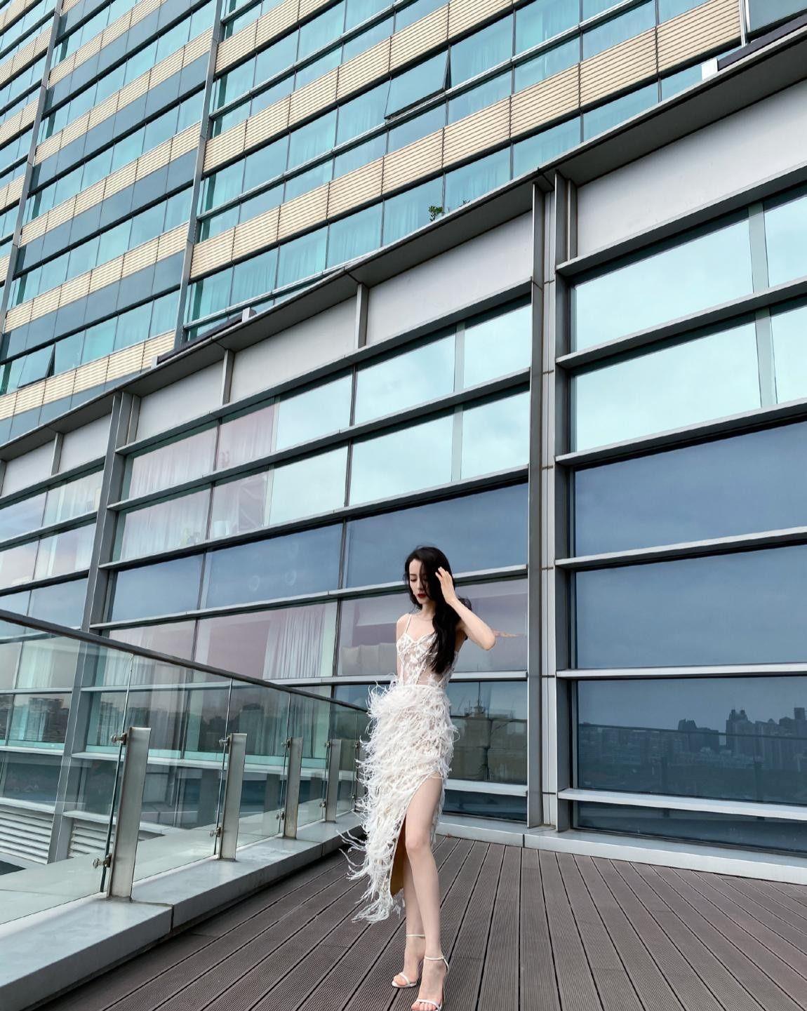 羽毛 迪丽热巴还是裙装好看，一身羽毛裙美如白天鹅，不愧是金鹰女神