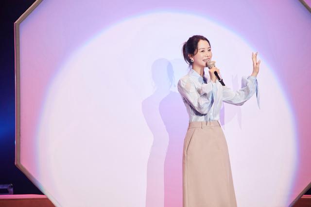 海清 海清走知性风太适合！衬衫连衣裙优雅干练，利落精致的气质太惊艳