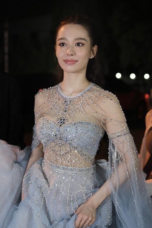 蓝色 吉娜和孟子义年纪差不多，同穿蓝裙之后，一眼就能看出谁生过孩子