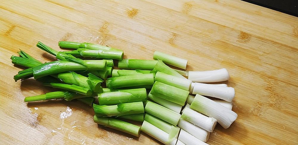 原创一盘凉拌青蒜苗能刷新你的三观,做法简单酸脆爽口,比炒的好吃