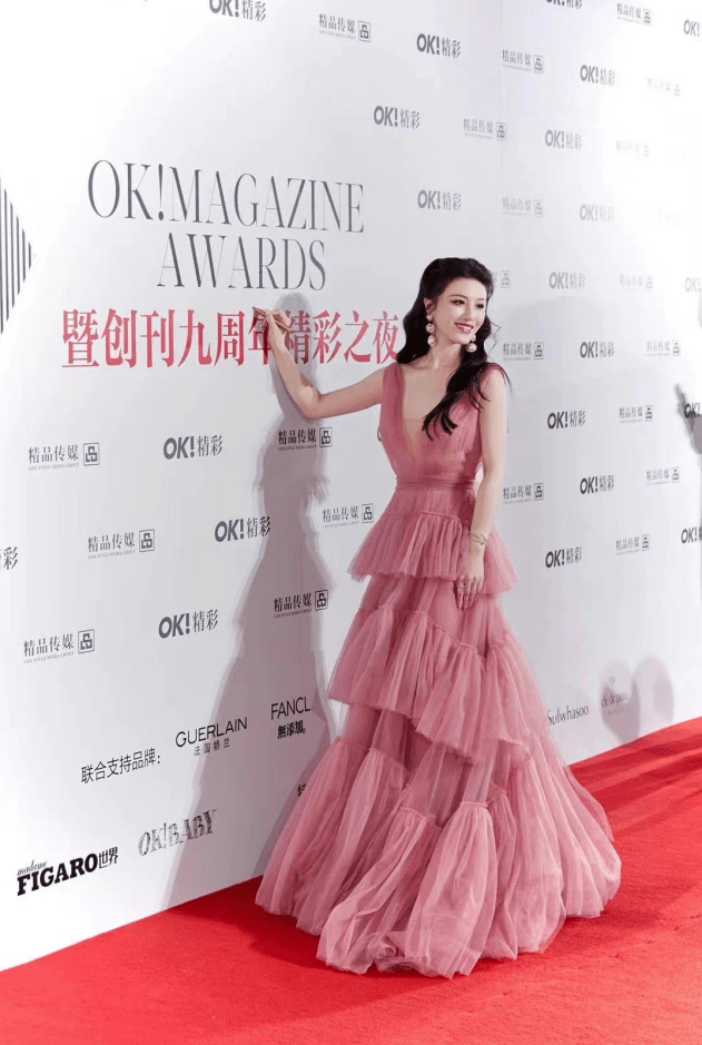 显得 刘翔前妻葛天也太会扮嫩了,穿蛋糕裙不够还要梳公主发,太甜了