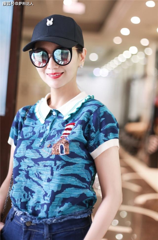 显得 65岁赵雅芝不长皱纹不发福，简单T恤都能穿出高级感，这气质绝了