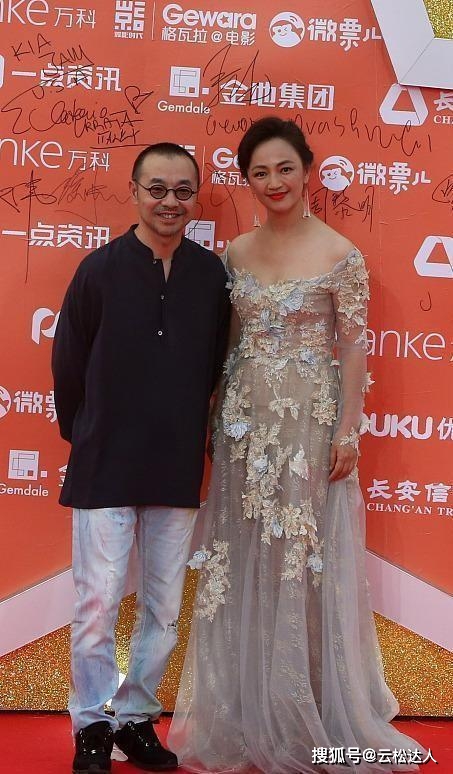 严重 罗海琼穿花仙裙挺仙气，但溜肩严重气质大减，显老