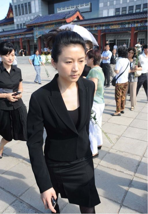 原创王小丫活成60后骄傲穿黑色风衣高级优雅素颜难掩骨子里的气质