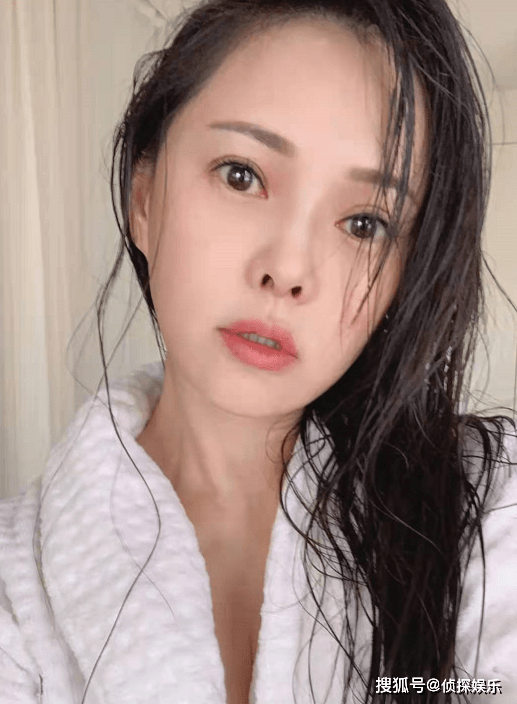 全素颜53岁伊能静分享护肤心得,自信展示全素颜,双颊略显松弛状态依旧