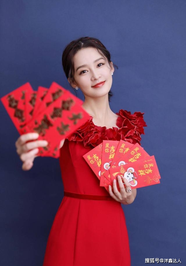 裙子 30岁李沁又美又甜！穿红色连衣裙晒红包，搭配编发造型更精致