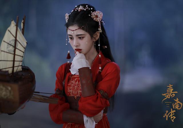 什么鞠婧祎新剧被吐槽，造型雷同头饰夸张，她的妆容是半永久的吗？