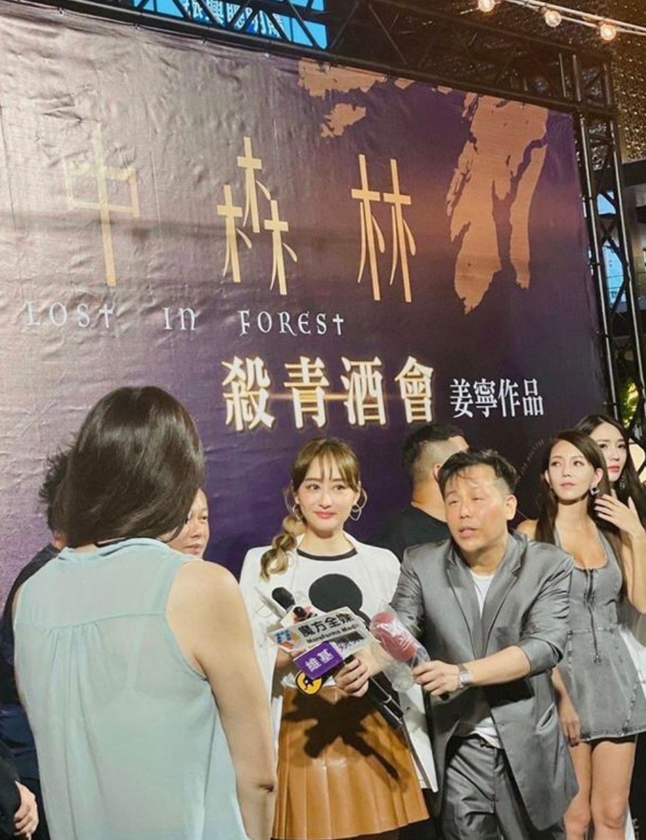 整体 陈德容很懂往“嫩”了打扮,穿及臀裙还绑灯笼辫,47看起来像27岁