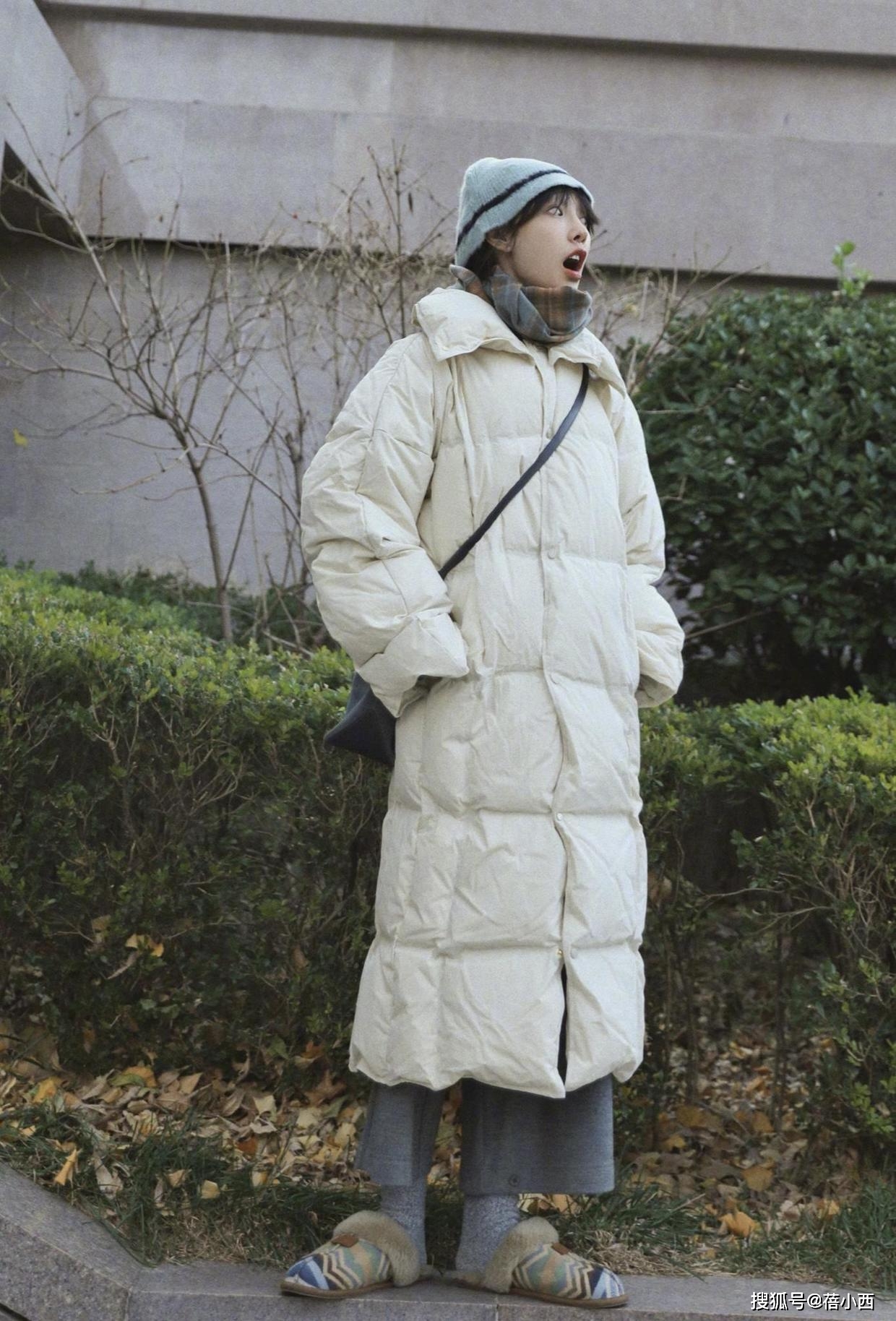 姐妹 白百何又成功穿出了超模既视感，绿色外套配条纹阔腿裤，真高级