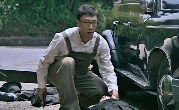 此人身上有很多人的影子 具备余则成三个特点 面前只有死路一条 李涯