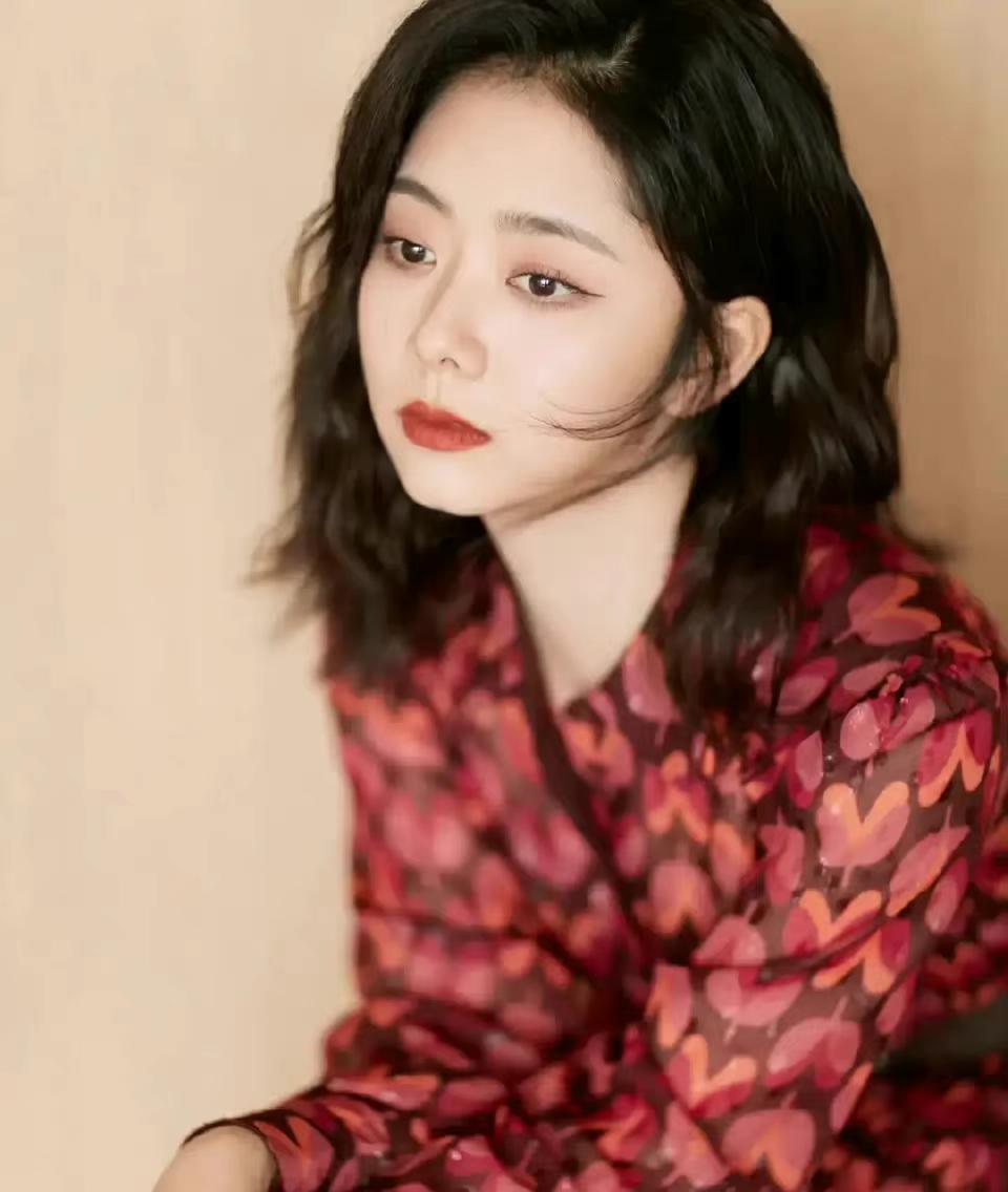 黑色 娱乐圈最新爆料，众多顶流在内，最新美照曝光，机场造型大瓜小瓜