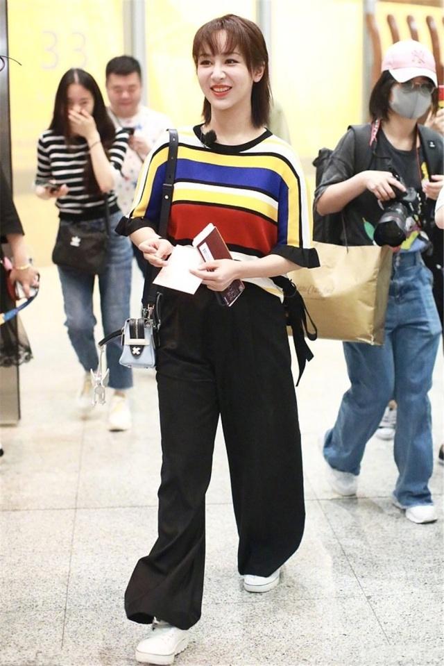 润色 杨紫也太会穿了，条纹T恤配阔腿裤元气满满，直接美成清新少女！