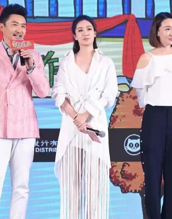 张小斐|张小斐原来是个“时髦精”，穿3000块旗袍上春晚，这腿太长了吧