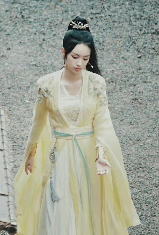 造型周也侯明昊合作新剧，黑袍造型霸气拉满，各种风格都能驾驭