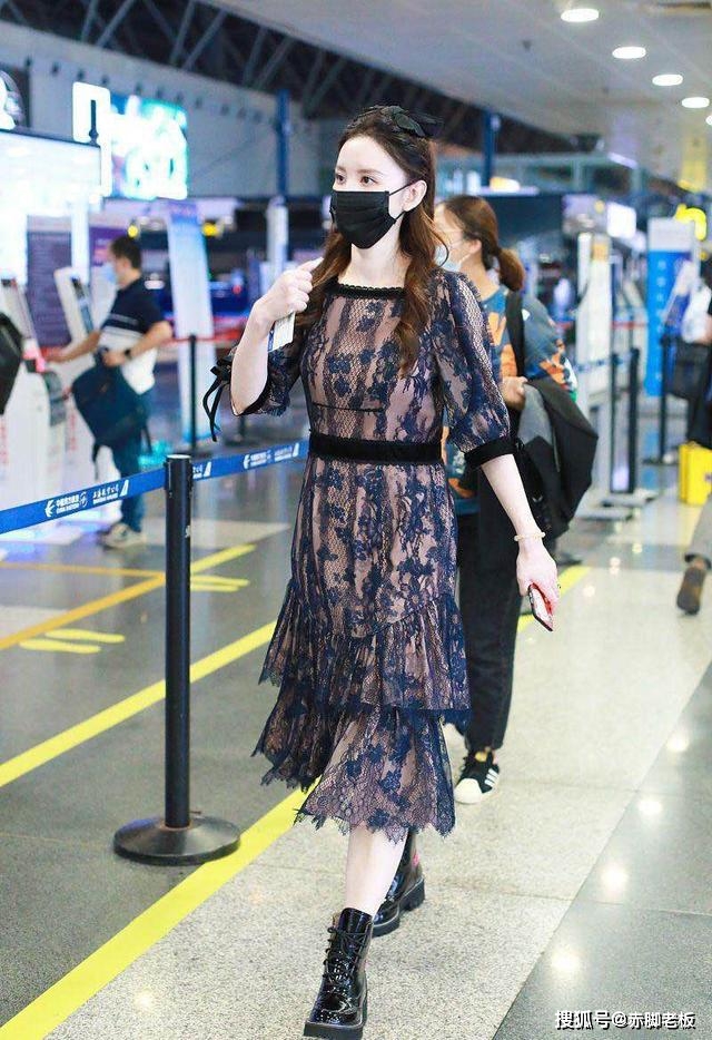 张萌 张萌气质太好了，显老的蕾丝裙，她穿着却像“少女”，很减龄！