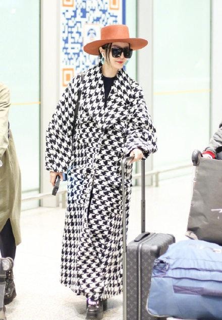 黑色 范冰冰罕见变“小女人”，穿粉色大衣不算啥，妆容也又纯又欲